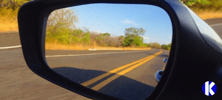 Espejo retrovisor en carretera - Mírate en mi espejo