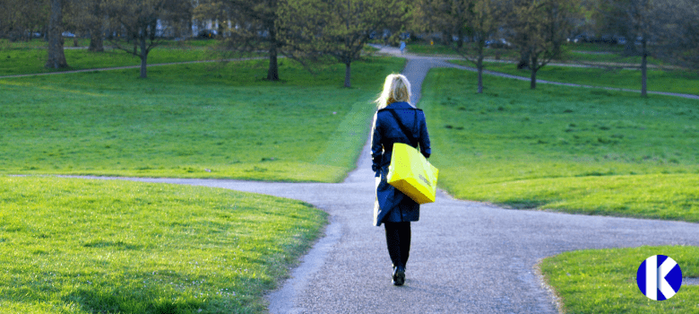 mujer en caminos para elegir